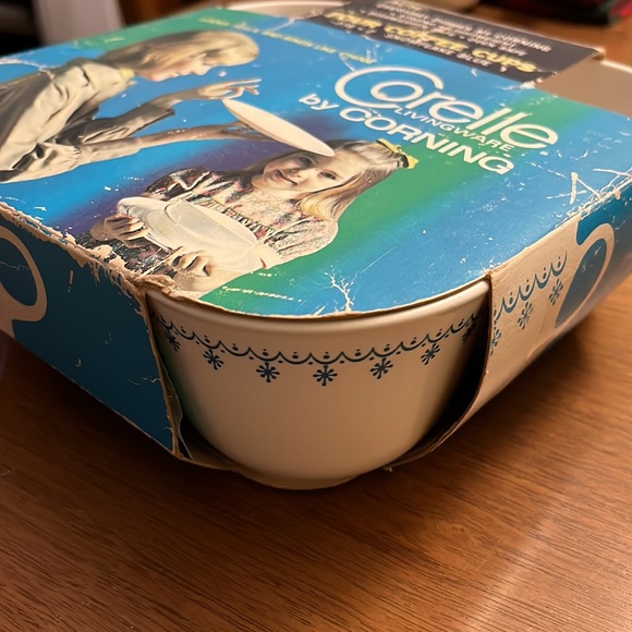 Corelle Snowflake Blue 4 Coffee Cups in Original Box NOS Mid Century USA - Picture 3 of 15